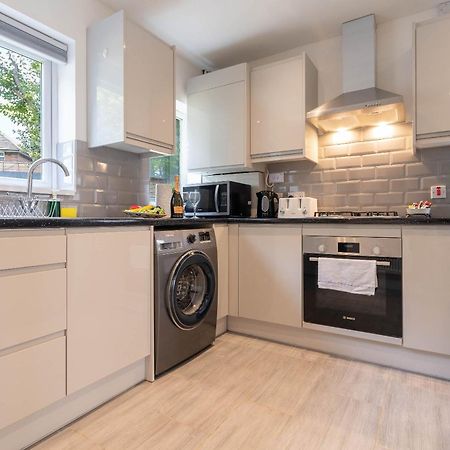 4 Bedroom House - Parking & Garden - Smart Tvs - Netflix - Wifi - Top Rated - 22Cg เบอร์มิงแฮม ภายนอก รูปภาพ