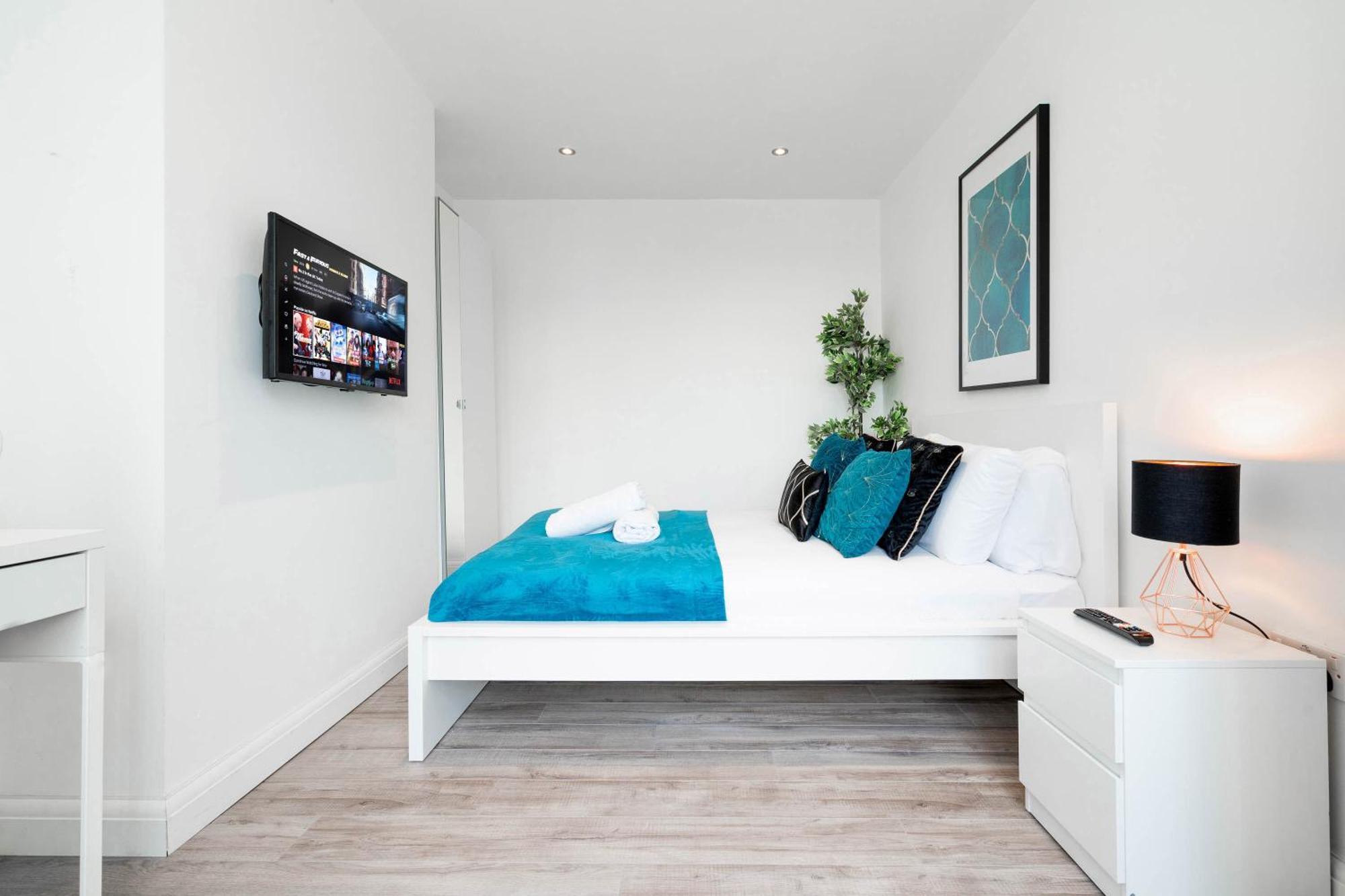 4 Bedroom House - Parking & Garden - Smart Tvs - Netflix - Wifi - Top Rated - 22Cg เบอร์มิงแฮม ภายนอก รูปภาพ