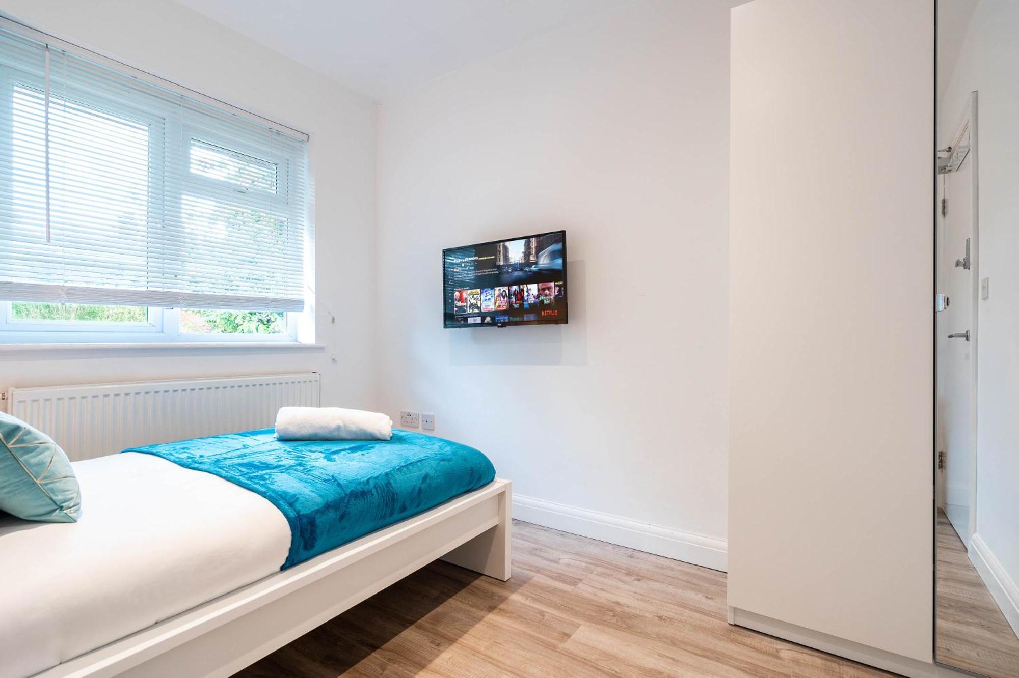 4 Bedroom House - Parking & Garden - Smart Tvs - Netflix - Wifi - Top Rated - 22Cg เบอร์มิงแฮม ภายนอก รูปภาพ