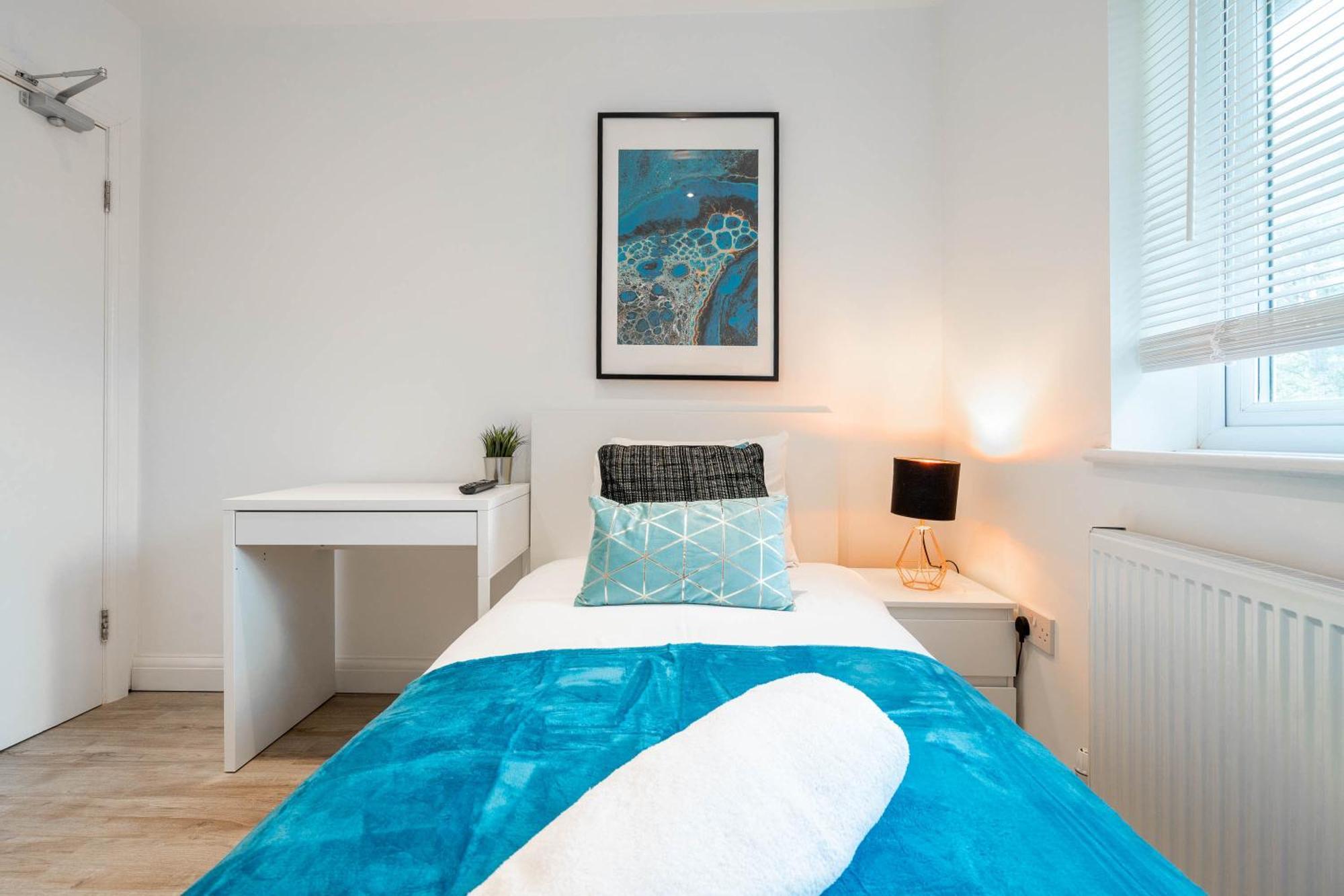 4 Bedroom House - Parking & Garden - Smart Tvs - Netflix - Wifi - Top Rated - 22Cg เบอร์มิงแฮม ภายนอก รูปภาพ
