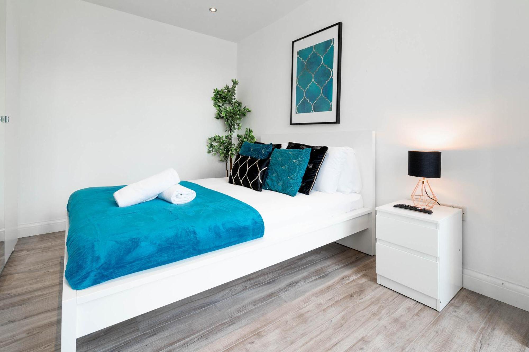 4 Bedroom House - Parking & Garden - Smart Tvs - Netflix - Wifi - Top Rated - 22Cg เบอร์มิงแฮม ภายนอก รูปภาพ