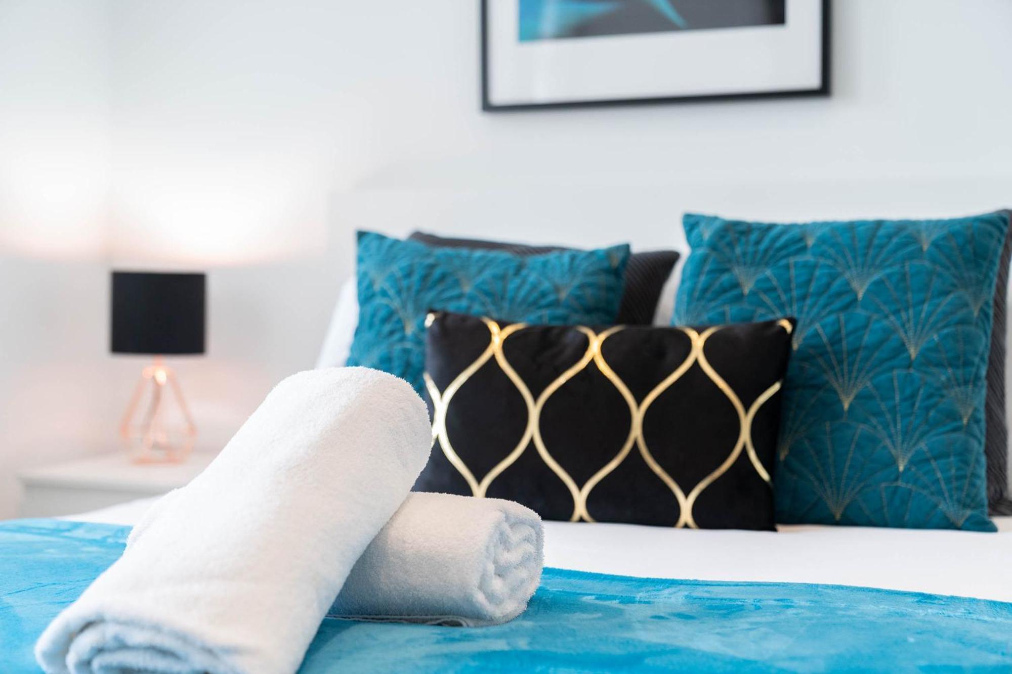 4 Bedroom House - Parking & Garden - Smart Tvs - Netflix - Wifi - Top Rated - 22Cg เบอร์มิงแฮม ภายนอก รูปภาพ