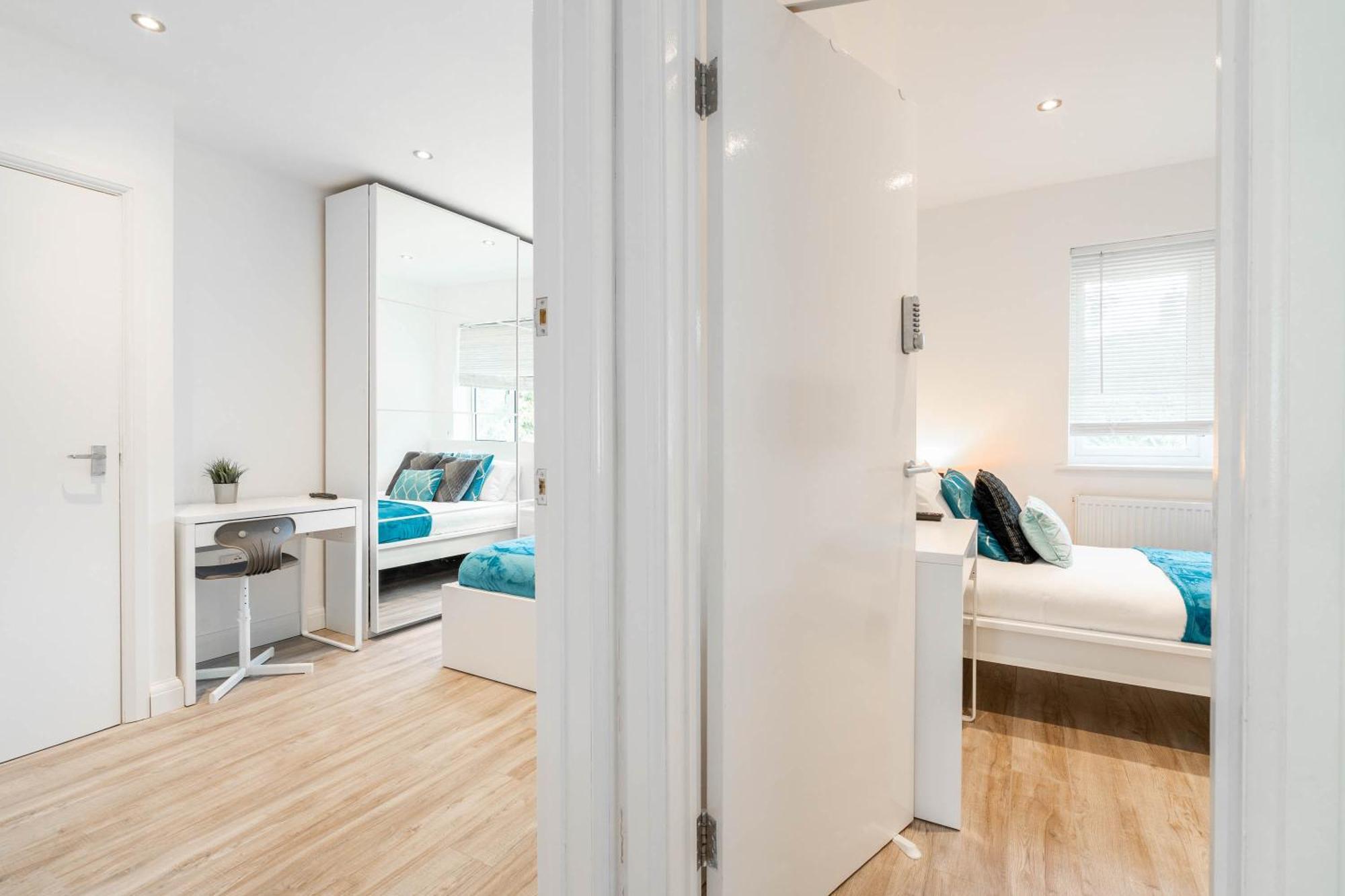 4 Bedroom House - Parking & Garden - Smart Tvs - Netflix - Wifi - Top Rated - 22Cg เบอร์มิงแฮม ภายนอก รูปภาพ