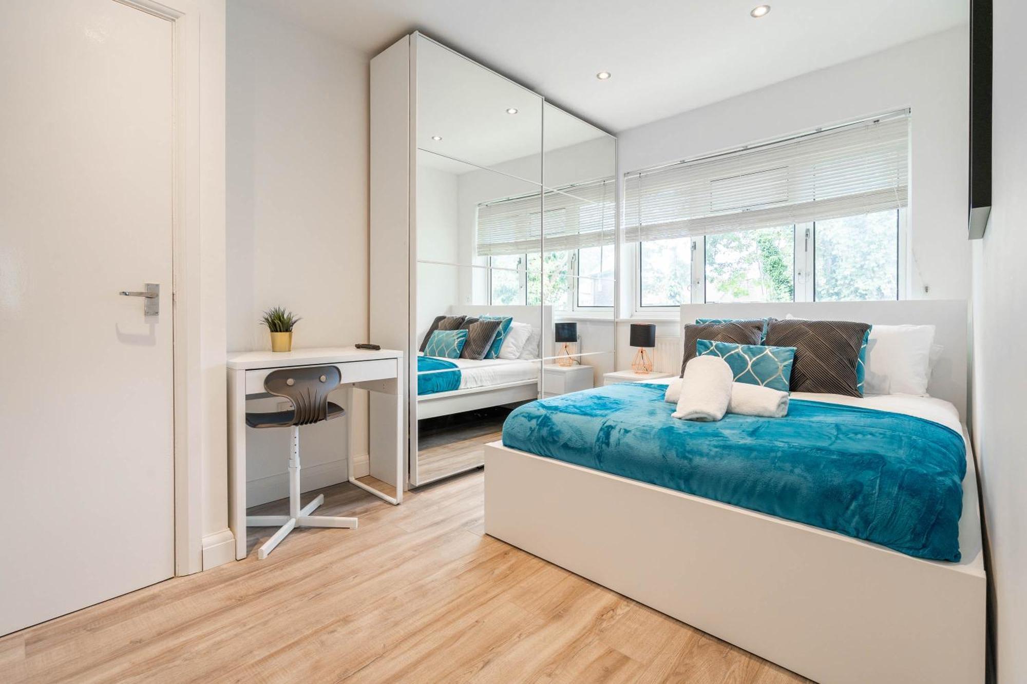 4 Bedroom House - Parking & Garden - Smart Tvs - Netflix - Wifi - Top Rated - 22Cg เบอร์มิงแฮม ภายนอก รูปภาพ