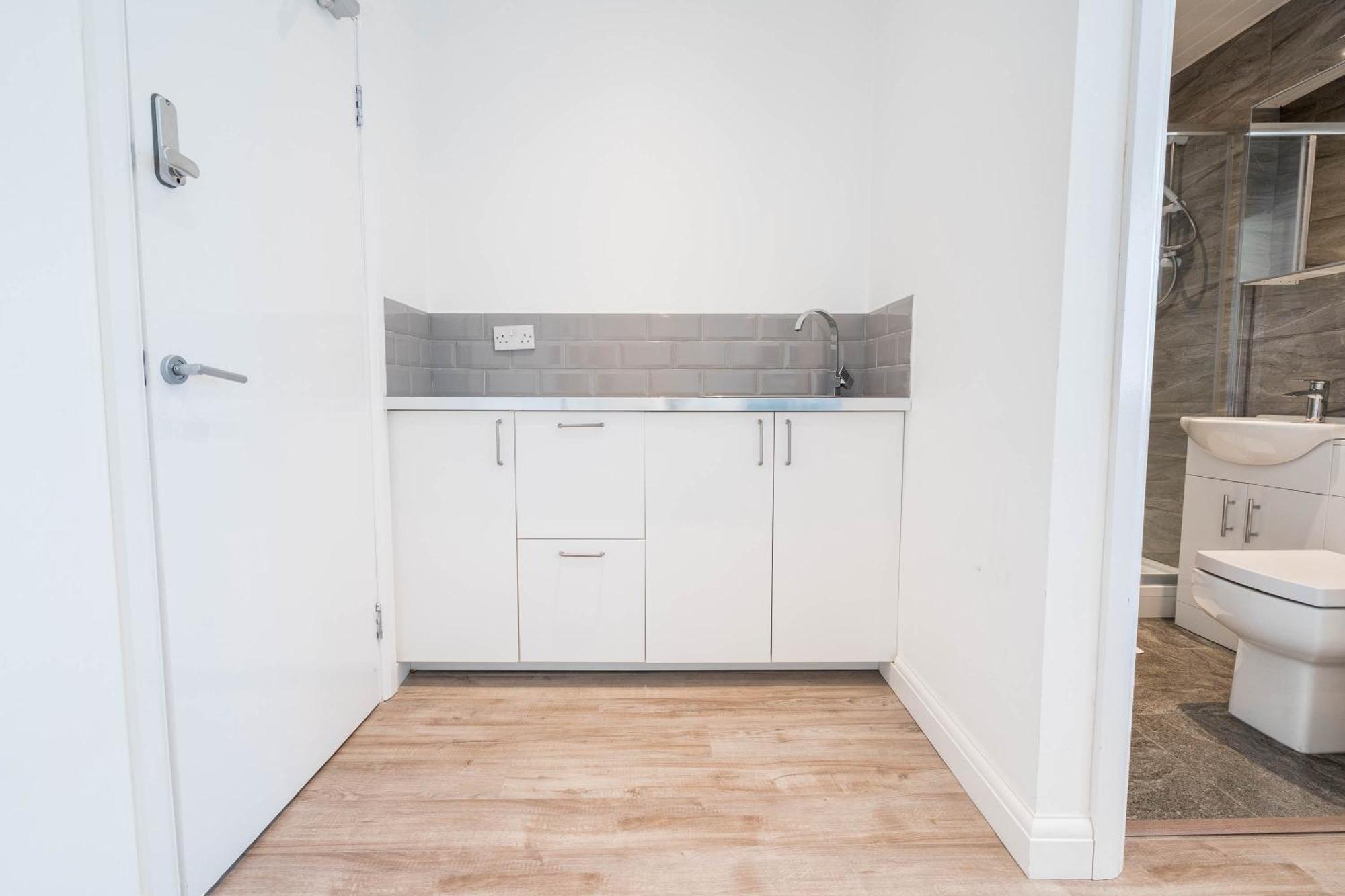 4 Bedroom House - Parking & Garden - Smart Tvs - Netflix - Wifi - Top Rated - 22Cg เบอร์มิงแฮม ภายนอก รูปภาพ