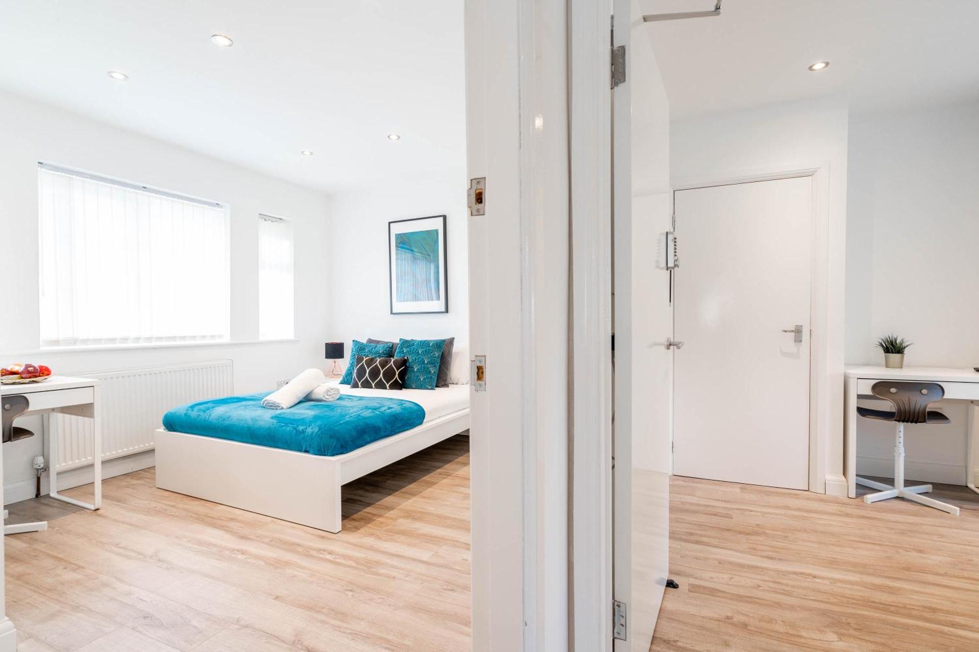 4 Bedroom House - Parking & Garden - Smart Tvs - Netflix - Wifi - Top Rated - 22Cg เบอร์มิงแฮม ภายนอก รูปภาพ