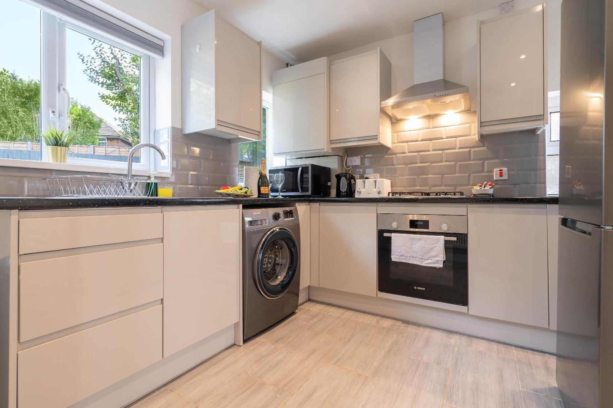 4 Bedroom House - Parking & Garden - Smart Tvs - Netflix - Wifi - Top Rated - 22Cg เบอร์มิงแฮม ภายนอก รูปภาพ